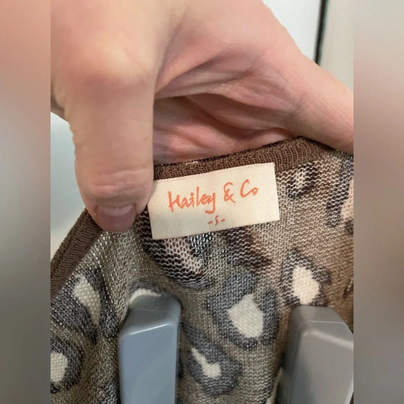 Hailey & Co Cheetah Long sleeve brown top size small - Picture 3 of 8